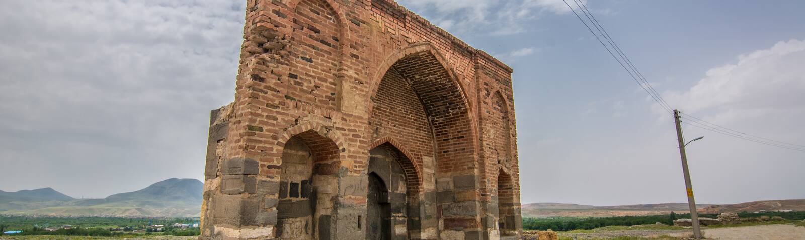 گورستان یوواداغی: نگینه‌ای از تاریخ در آذرشهر