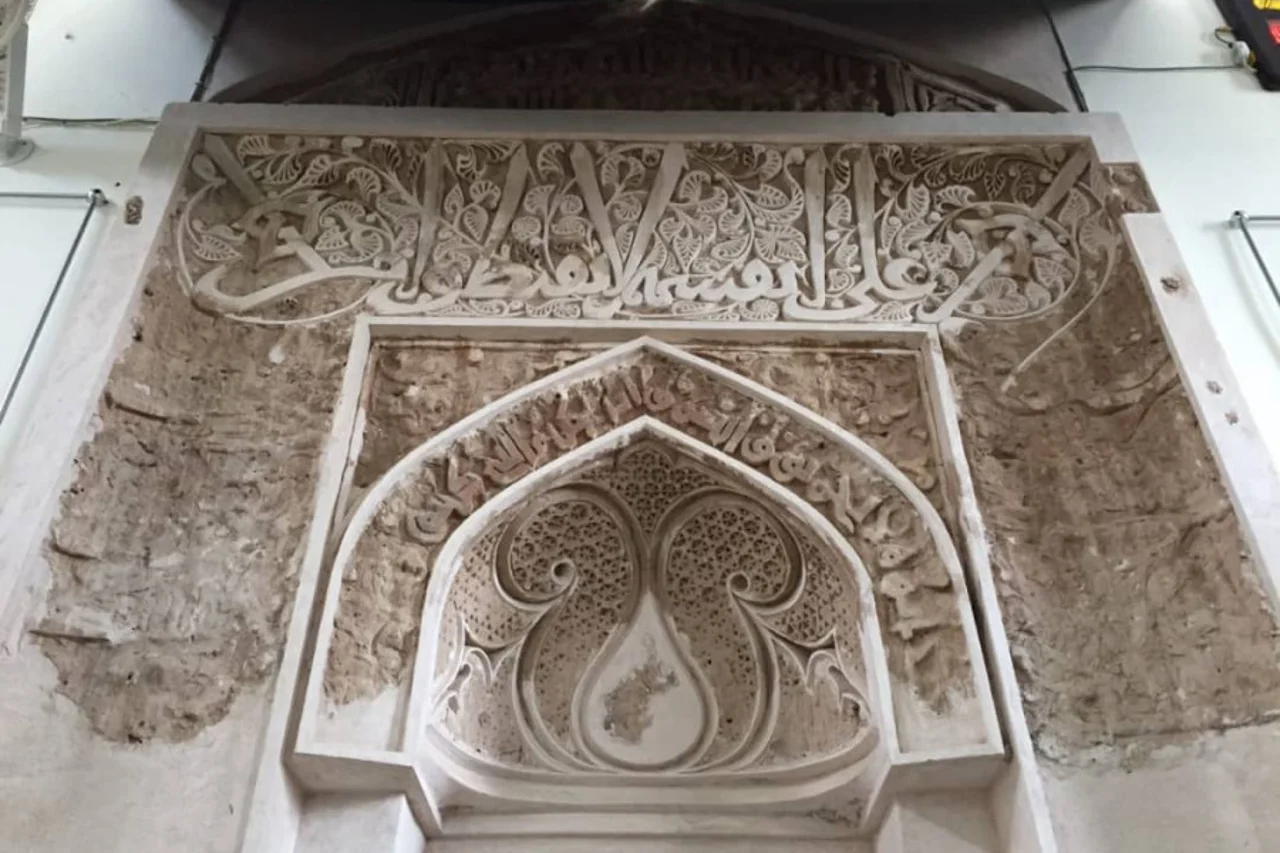 مسجد پامنار زواره؛ مناره سلجوقی ۴۶۱ هجری و گچبریهای تاریخی