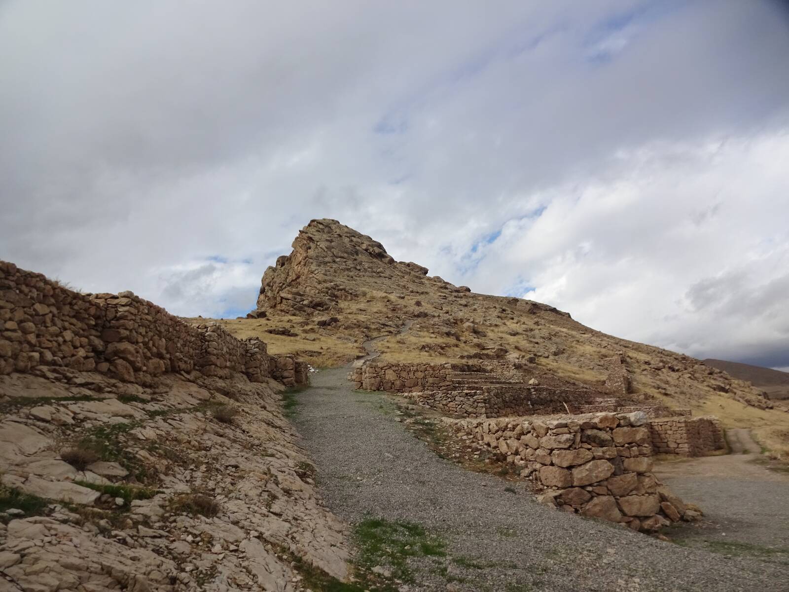 تاریخچه قلعه بسطام: دژی مستحکم و باشکوه