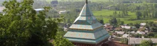 بقعه شیخ زاهد گیلانی لاهیجان؛ گنبد فیروزهای در میان چایزارهای گیلان