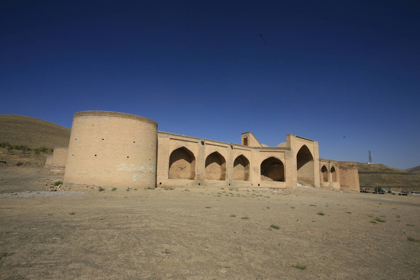 کاروانسرای شاه عباسی فرسنج: بنایی با شکوه در دل کویر