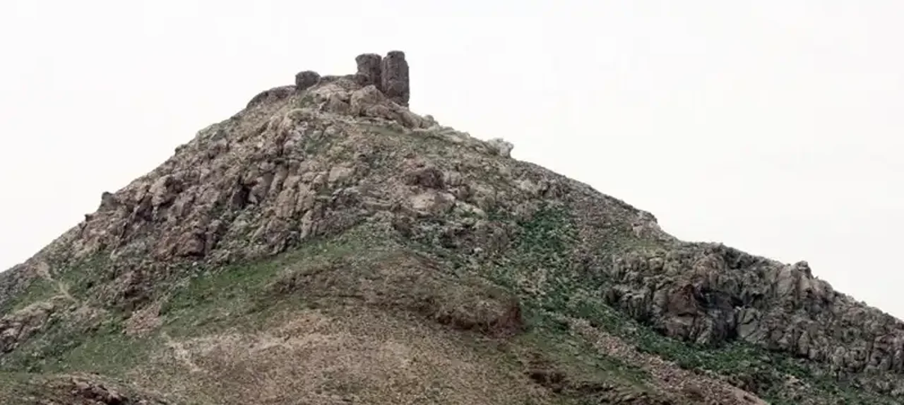 قزقلعه تاکستان؛ تاریخچه، معماری و راهنمای صعود به قلعه دختر