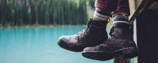 کفش مناسب سفر؛ چگونه برای پیادهروی شهری و طبیعتگردی انتخاب کنیم؟