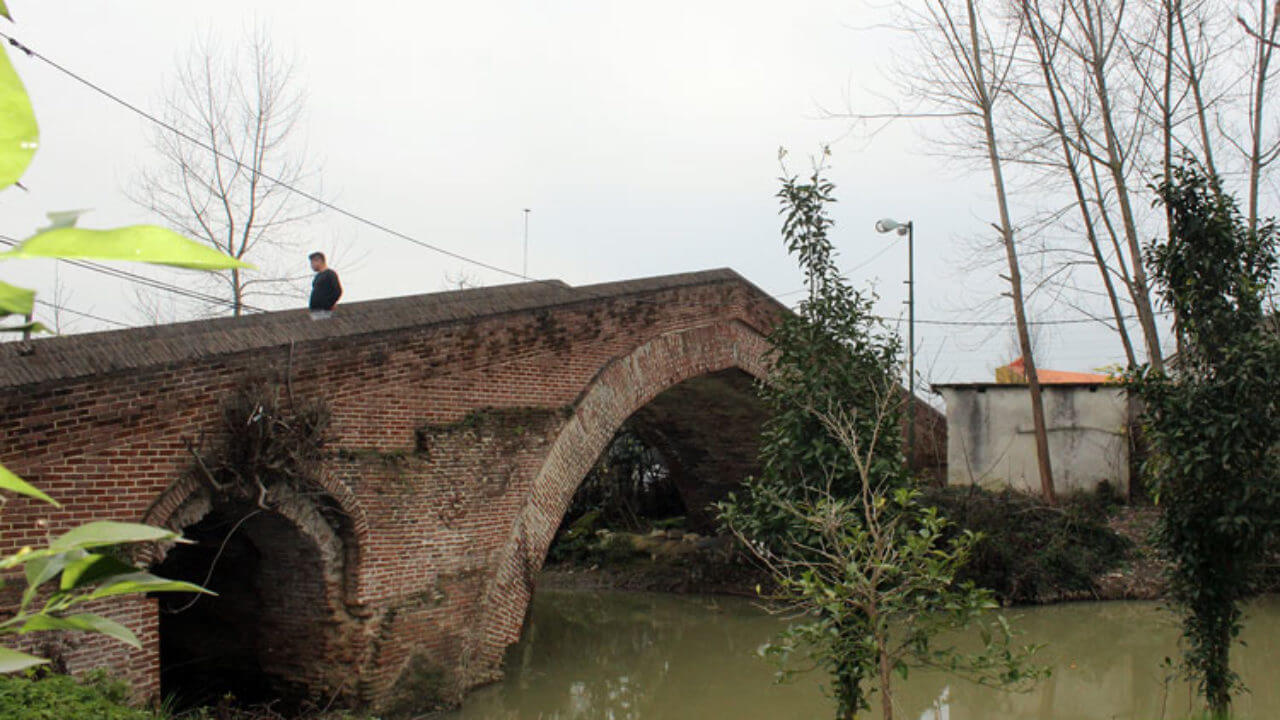 پل خشتی نیاکو: نگینی از تاریخ و معماری در مازندران