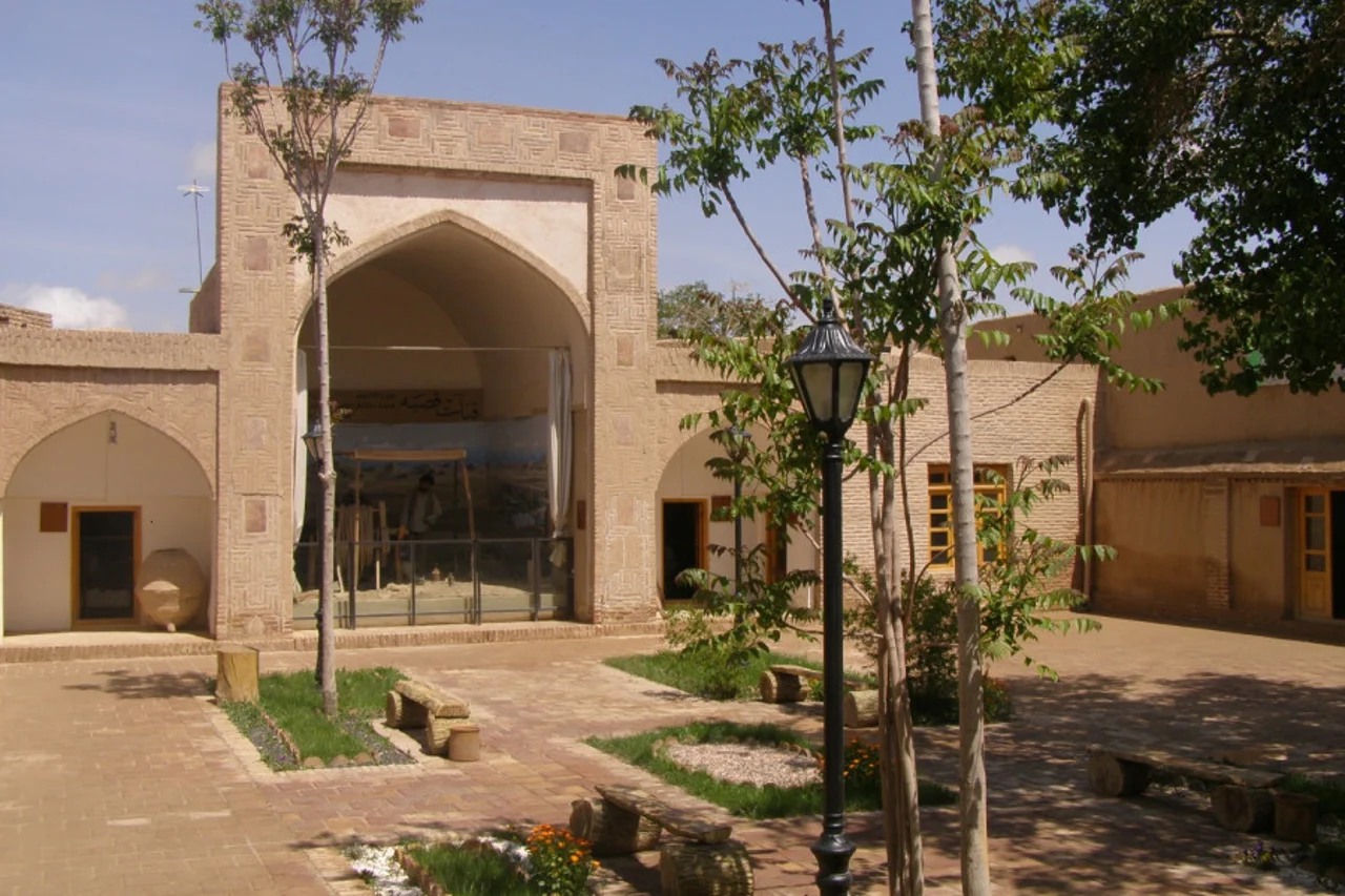 مدرسه تاریخی نجومیه گناباد: شکوه معماری ایرانی در قلب خراسان رضوی