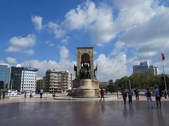 میدان تکسیم