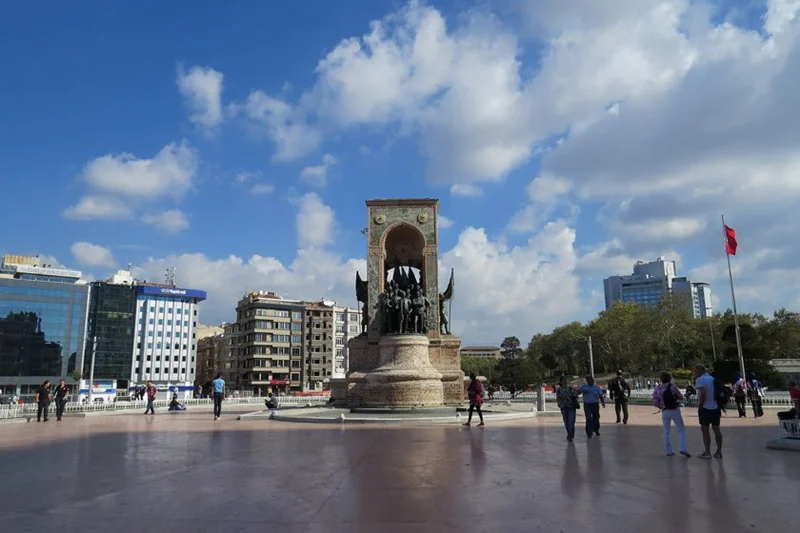 میدان تکسیم