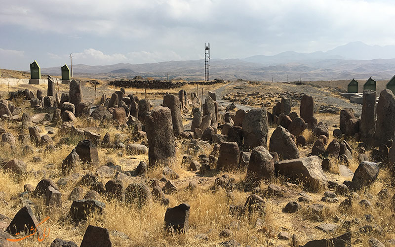 سنگ افراشته‌های مزارات: رازگویان خاموش تاریخ