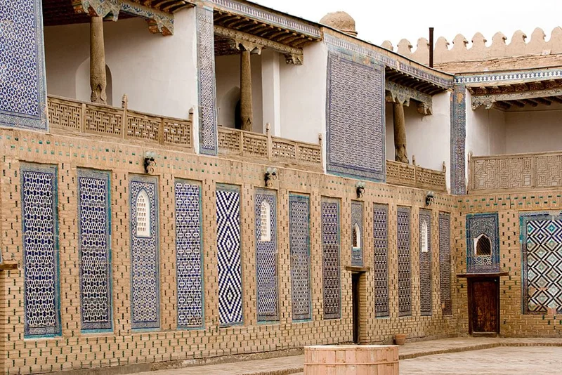 حیاط سنگی خیوه (حولی تاش)